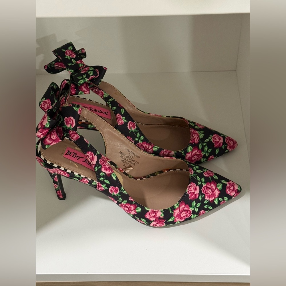 Betsey Johnson black w/ pink roses sling back pointy toe pumps w/ bows (4” heel)